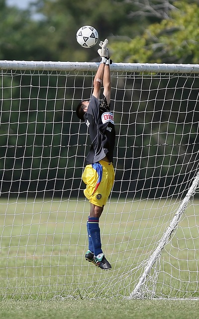 胡桑诺夫这两次防守让现场热刺球迷哑口无言.